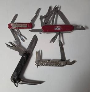lot 131 image: 4 Multi-Function Pocket Knives