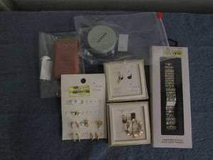 lot 108 image: Mixed lot Jewlery and beauty produc...