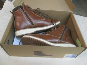 lot 11 image: Steve Madden size 9 boots...