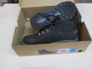 lot 17 image: Eddie Bauer size 9 shoes...