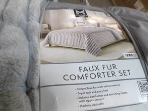 lot 18 image: Membersark faux fur comforter set...