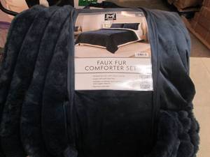 lot 19 image: Membersark faux fur comforter set...