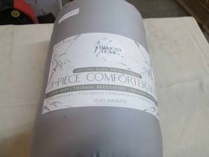 lot 20 image: Full  Queen 3 piece comforter set...