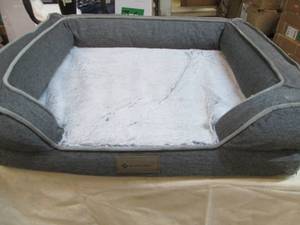 lot 22 image: Members Mark dog bed...