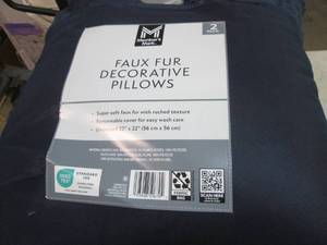 lot 25 image: 2 Decorative pillows, faux fur in a...