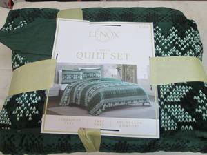 lot 28 image: Lenox 3 Piece quilt set...