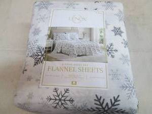 lot 29 image: Lenox 6 Piece flannel sheet set...