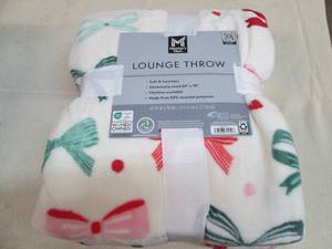 lot 30 image: 60 x 70 Lounge throw...