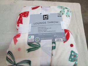 lot 31 image: 60 x 70 Lounge throw...