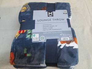 lot 32 image: 60 x 70 Lounge throw...