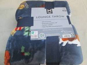 lot 33 image: 60 x 70 Lounge throw...