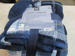 lot 38 image: 5 x 6  Cozy throw...