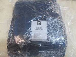 lot 43 image: 60 x 72 Cozy throw...