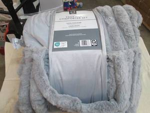 lot 48 image: King size comforter with 2 shams...