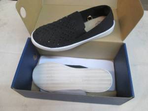 lot 49 image: White Mountain size 8 shoes...