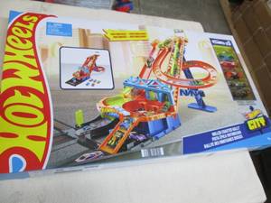 lot 66 image: Hot Wheels City motorized roller co...