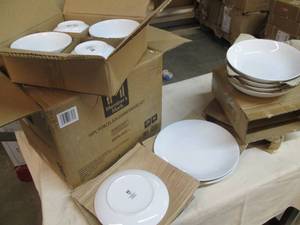 lot 86 image: Members Mark 16 piece dinnerware se...