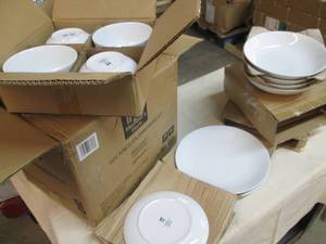 lot 87 image: Members Mark 16 piece dinnerware se...