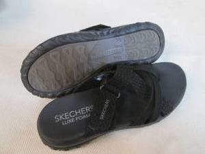 lot 90 image: Sketchers size 9 sandals...