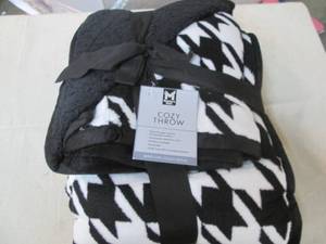 lot 94 image: 5 x 6 Cozy throw...