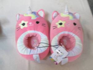 lot 99 image: Size 4-5 Squashmallows slippers...