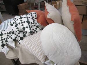 lot 179 image: Assorted decorative pillows...