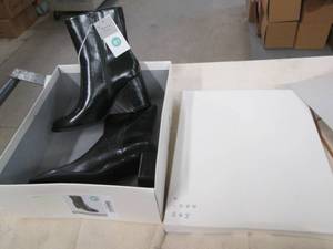 lot 182 image: Size 8.5 heeled boots...