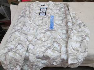 lot 230 image: L Cammo crew fleece...