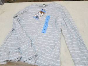 lot 271 image: Eddie Bauer L long sleeve tshirt...