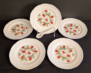 lot 30 image: K - Vintage Limoges Strawberry Luncheon Plates  (6 Pcs)