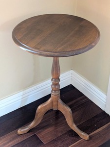 lot 136 image: LR - Ethan Allen Round Wood Accent Table - Pedestal with 3 Curved Legs