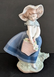 lot 139 image: LR - Lladr Pretty Pickings Girl Porcelain Figurine