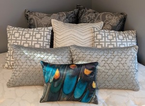 lot 166 image: B2 - Throw Pillows (Lot of 8)