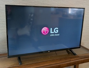 lot 204 image: LR - LG 40LH5000-UA 40in TV - Remote Included