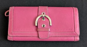 lot 223 image: LR - Coach Soho Buckle Leather Wallet - Pink, 8 x 4 in