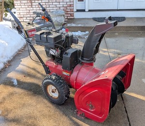 lot 246 image: G - Toro Power Shift 624 Snowblower