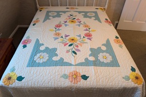 lot 256 image: Full-Size Floral Appliqu Quilt - Pastel Colors on Cream Bed Cover
