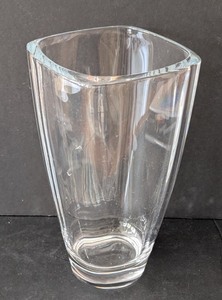 lot 274 image: Tiffany & Co. Crystal Vase - Delta SkyMiles Collaboration