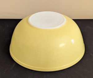 lot 279 image: Vintage Pyrex Mixing Bowl - Yellow Glass
