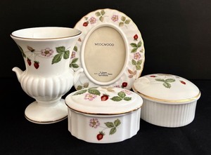 lot 84H image: Wedgwood Wild Strawberry Frame, Candle Holder & 2 Trinket Boxes