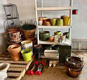 lot 302H image: G - Garden Pots & Planters Collection - Terracotta, Green Glazed & Ceramic Pots with Stands