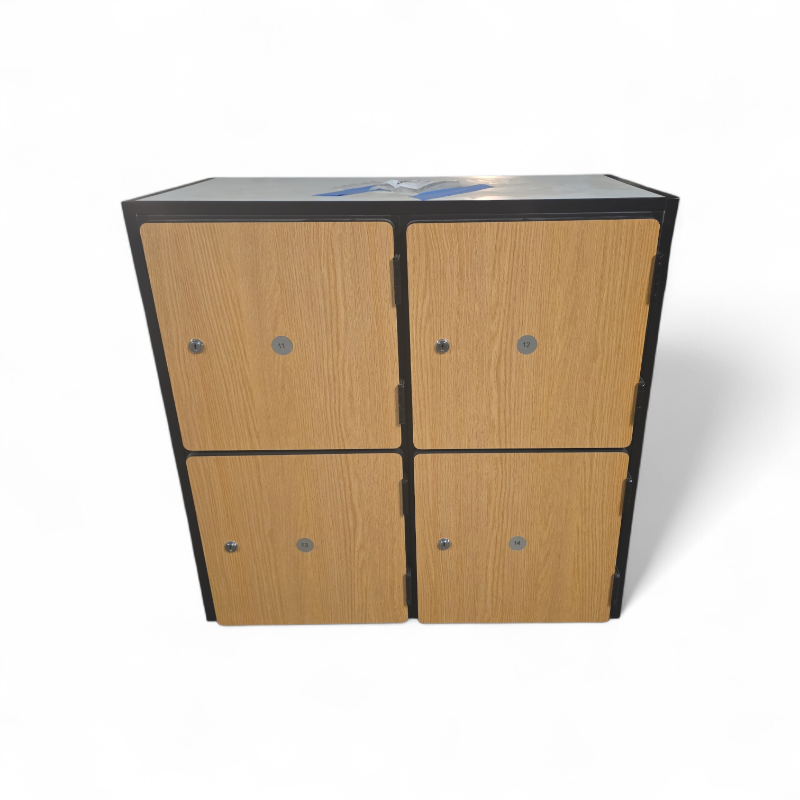 lot 123 image: Lockers with 4 Doors & Keys