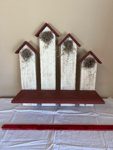 lot 27 image: Birdhouse Shelf