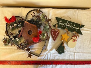 lot 28 image: Birdhouse Wreath With Cardinal Birds, Pinecones, Stars & Happy Holly Days Sign