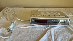 lot 31 image: GE Softlife AMFM Clock Radio