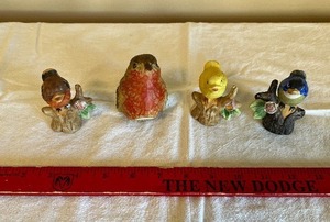 lot 34 image: Bird Figurines on Tree Stumps (Lot of 4)