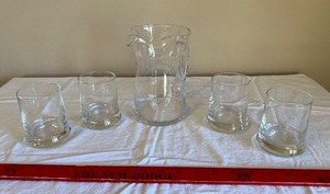 lot 37 image: Clear Glass Pitcher With 4 Tumblers - Drinking Glassware Set
