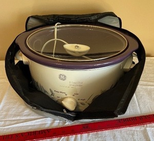 lot 42 image: GE 5-Quart Slow Cooker with Insulated Carry Bag