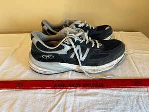 lot 51 image: New Balance Mens Shoes - Size US 11.5