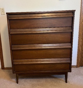 lot 63 image: MCM StyleHouse Exclusive 5-Drawer Dresser Chest - Dark Wood Finish